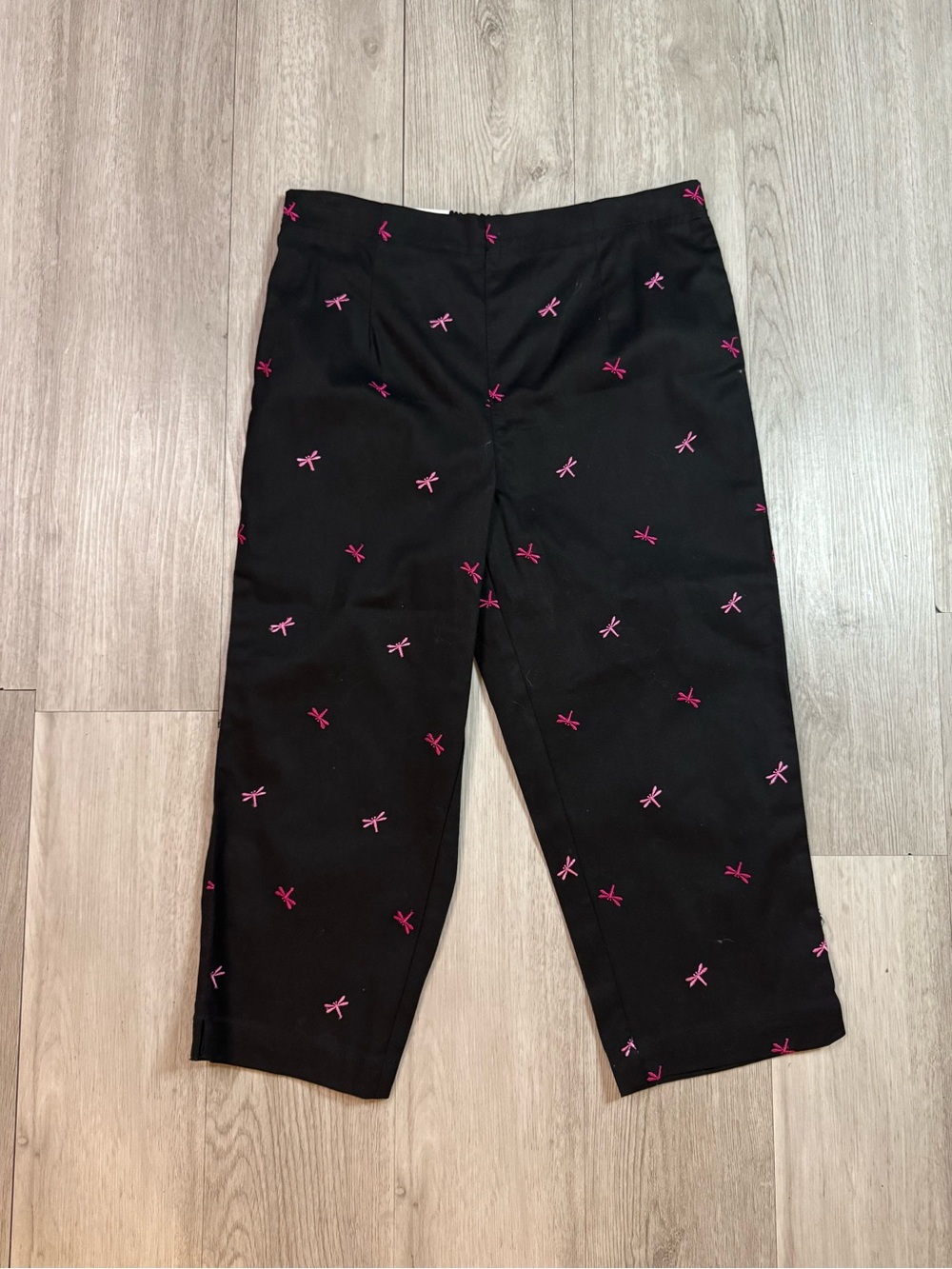 White Stag Women’s Black Pink Embroidered Dragonfly Capri Pants Size 6 NWT